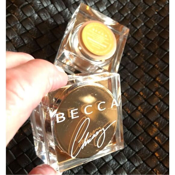 BECCA + Chrissy Teigen - NWOT Glow Powder/Loose Highlighter in Cinnamon Sugar - Picture 2 of 15